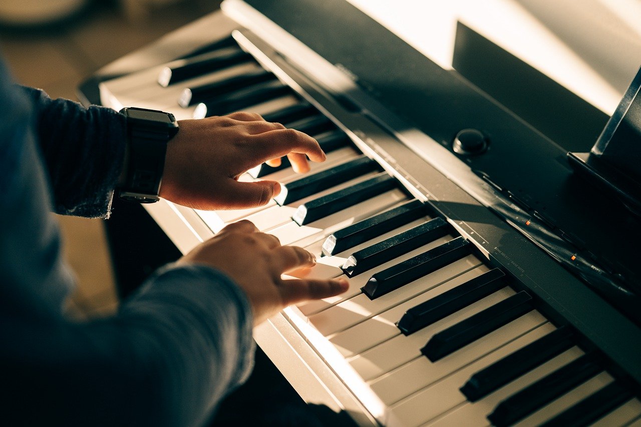 Cours de piano : Apprenez à jouer du piano en ligne ou en cours particuliers